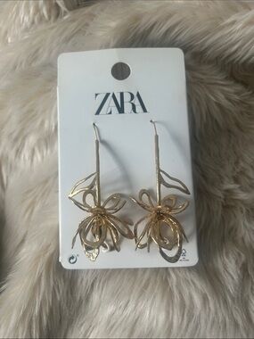 NWT: ZARA Metallic Gold Sculptural Floral Drop Earrings